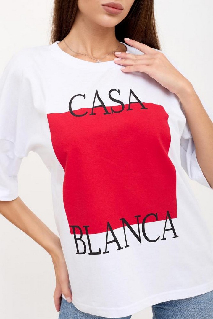 Фото товара 23976, женская белая футболка оверсайз с ярким принтом каса бланка
